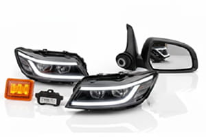 Nowoczesne reflektory samochodowe LED, światła do jazdy dziennej oraz kompletne lusterko zewnętrzne na czystym białym tle – oferta G13