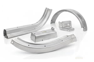 Zestaw stalowych reperaturek progowych oraz elementów poszycia błotników samochodowych G13 na jasnym tle